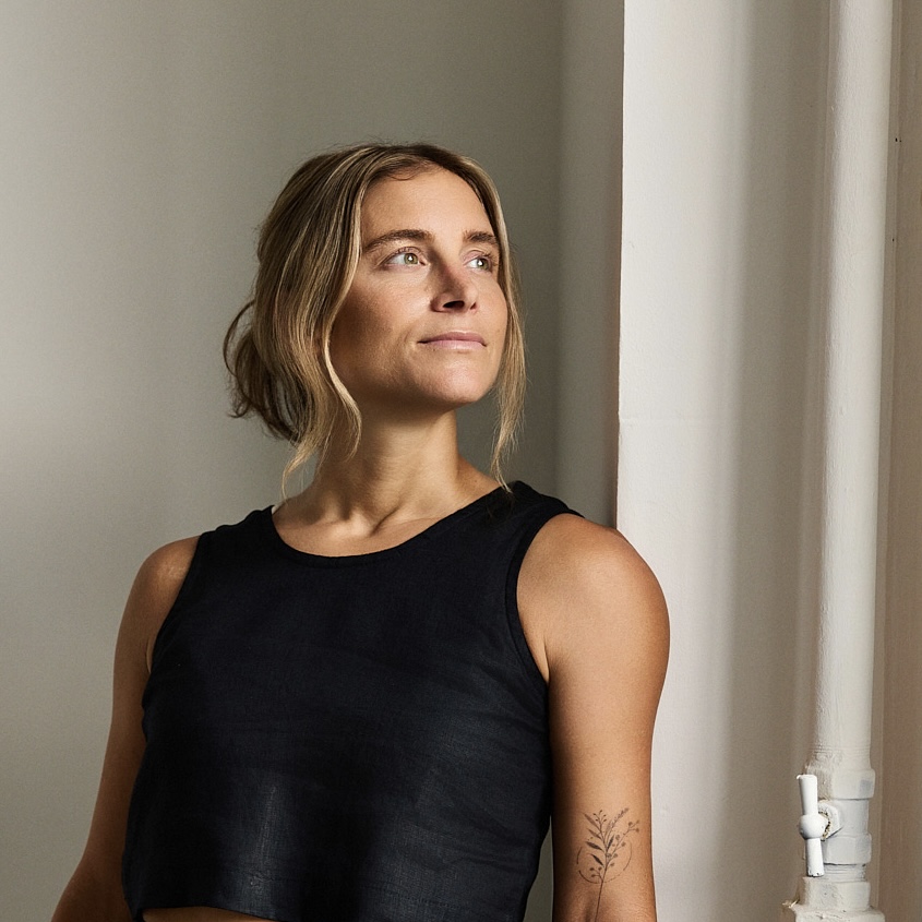Portrait von Andrea Wirth am Fenster
